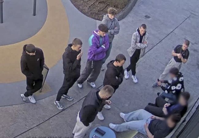Polícia pre bitku v obchodnom dome pátra po totožnosti ôsmich osôb