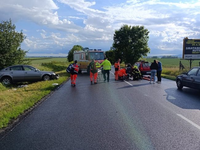 Polícia upozorňuje na vážnu nehodu, cestu museli uzavrieť