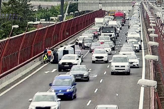 Na diaľnici D1 v smere na Senec sa stala nehoda, tvoria sa kolóny