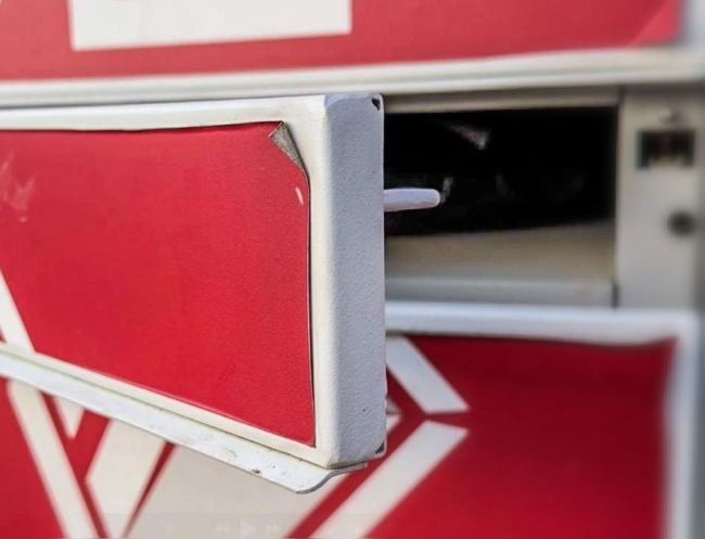 Z výdajných boxov mizli zásielky. Polícia odhalila podvodníkov