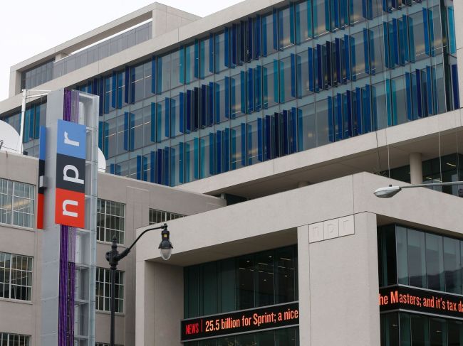 Rozhlas NPR zažaloval Trumpovu vládu za dekrét o znížení financovania