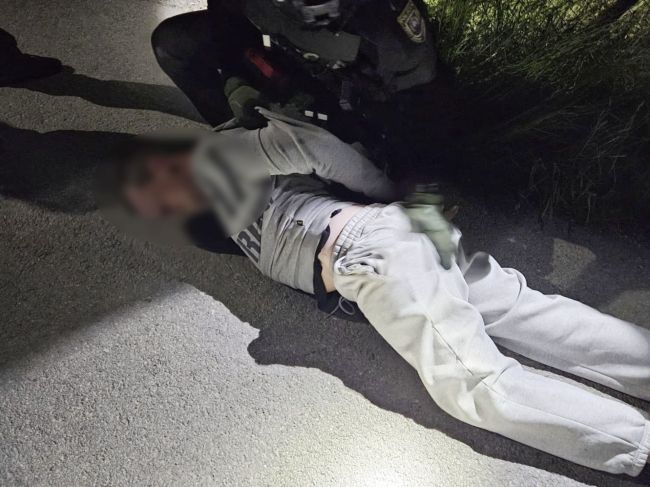 Polícia: 33-ročný muž sa mal zabarikádovať v dome a vyhrážať sa výbuchom bômb