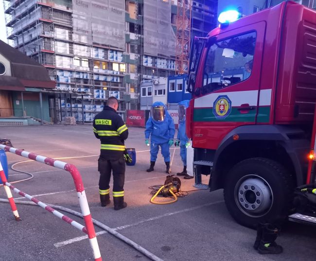 Poplach pri zdravotníckom zariadení: V kontajneri našli fľaše s označením Kyanid