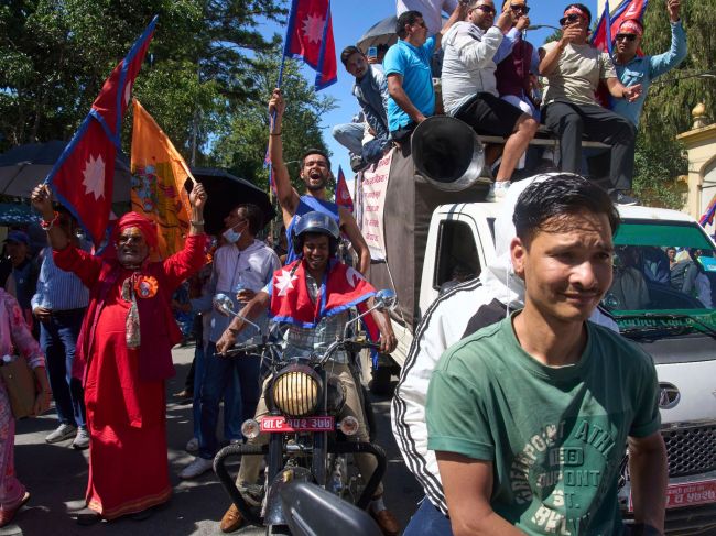 Nepál nechce demokraciu. Desaťtisíce demonštrantov žiadali obnovenie monarchie a návrat kráľa