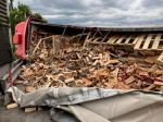 Kamión sa pri zrážke s osobným autom prevrátil