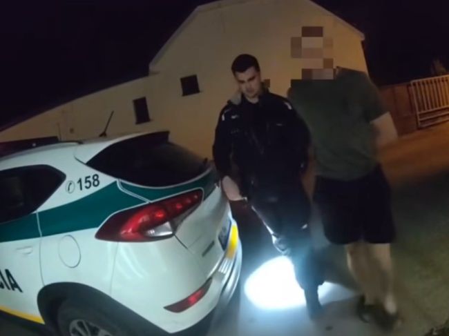 Ukrajinec sa vyhrážal ľuďom na ulici s tyčou v ruke