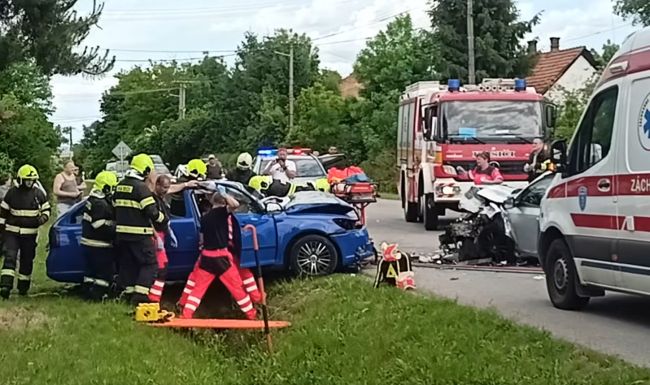 Čelná zrážka dvoch áut: Na miesto vyslali vrtuľník
