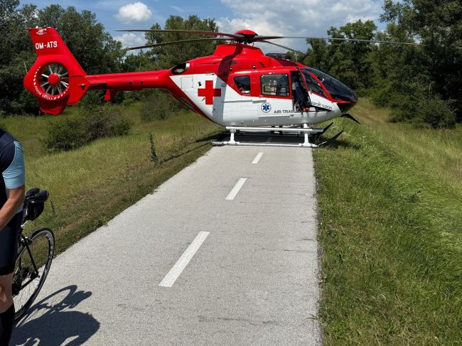 Zrážka cyklistov: Na mieste zasahovali leteckí záchranári