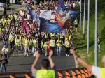 Tisíce ľudí v Srbsku pochodovali za vyhlásenie predčasných volieb