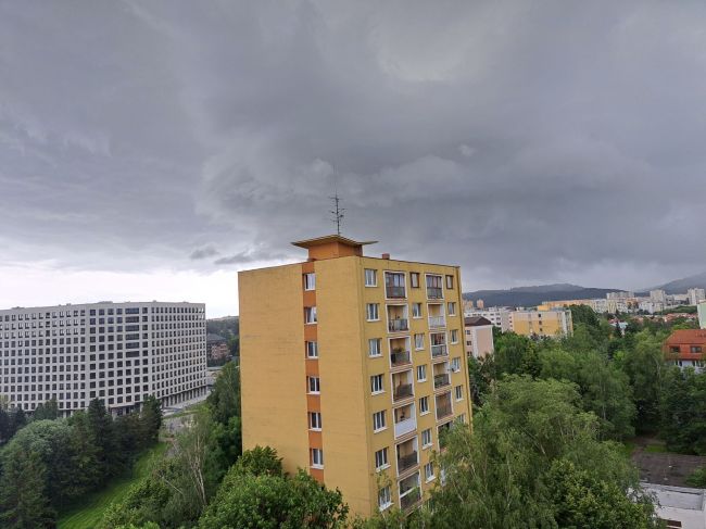 Pred búrkami platí vyšší stupeň výstrah