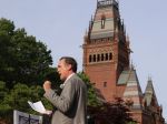 Harvard považuje Trumpom vydaný zákaz prijímať zahraničných študentov za odvetu