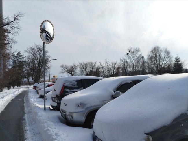 Pol&iacute;cia vyz&yacute;va vodičov na opatrnosť, sneženie komplikuje cesty
